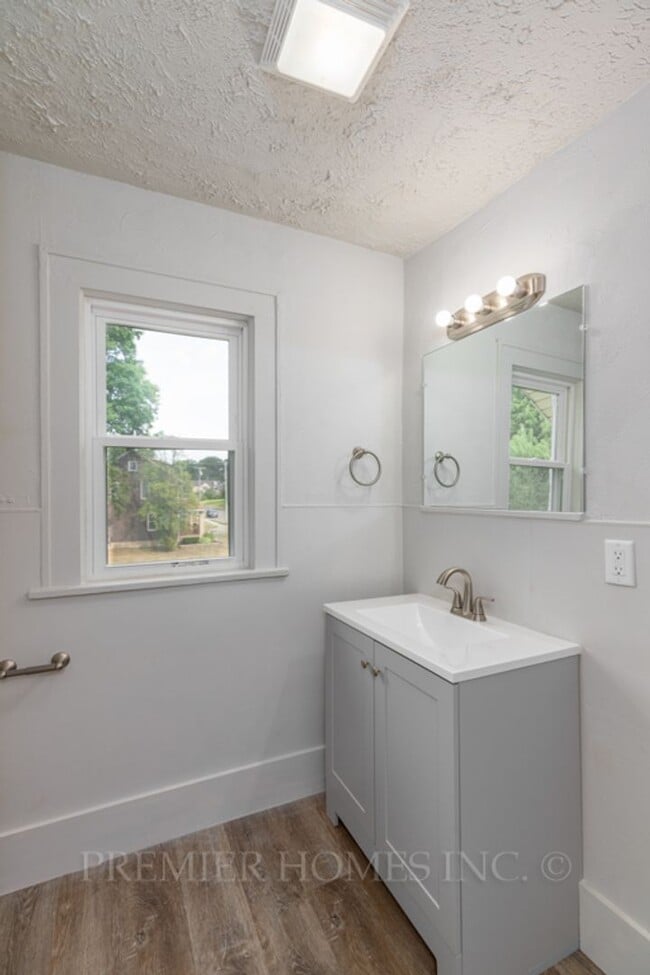 Building Photo - 3 Bed Home with Large Yard & Detached Garage – $1,495/mo