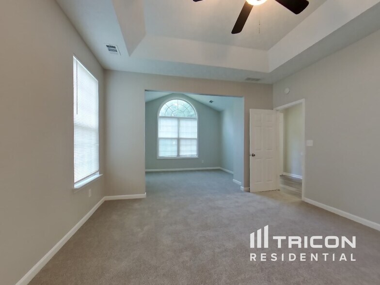 Building Photo - 5746 Lakeside Dr