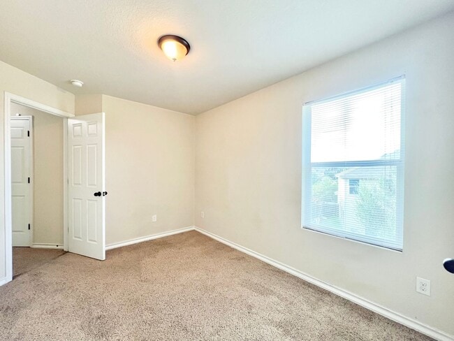 Building Photo - Lovely townhome | 3 bed/2.5 bath | End unit | near UT Medical Center/Lackland AFB/USAA!