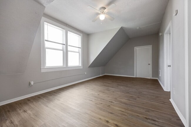 Building Photo - Victorian-style apartment available in the serene SW Hills