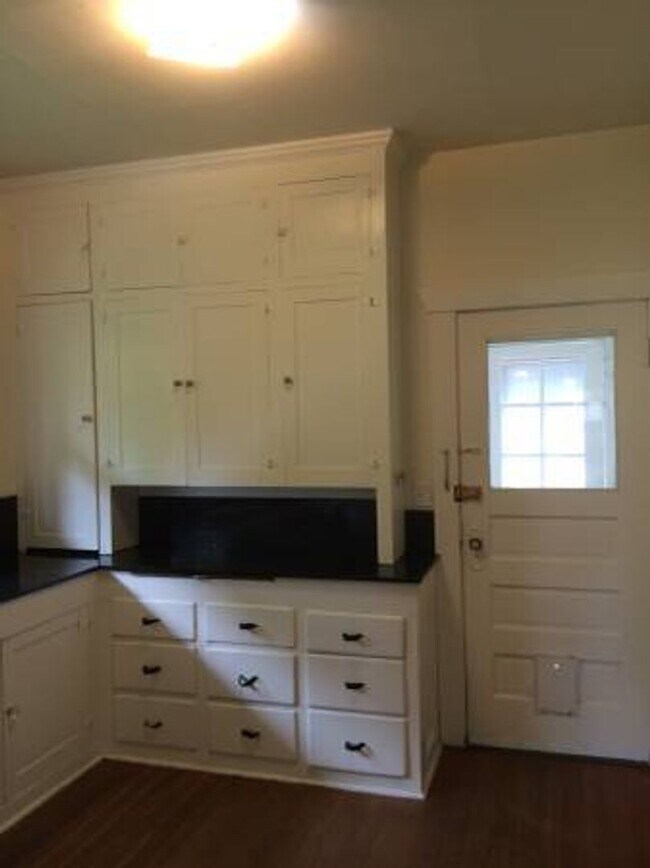 Building Photo - 516 N 6th St