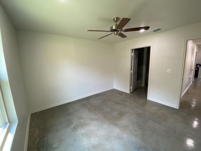 Building Photo - 2306 Alterman Dr