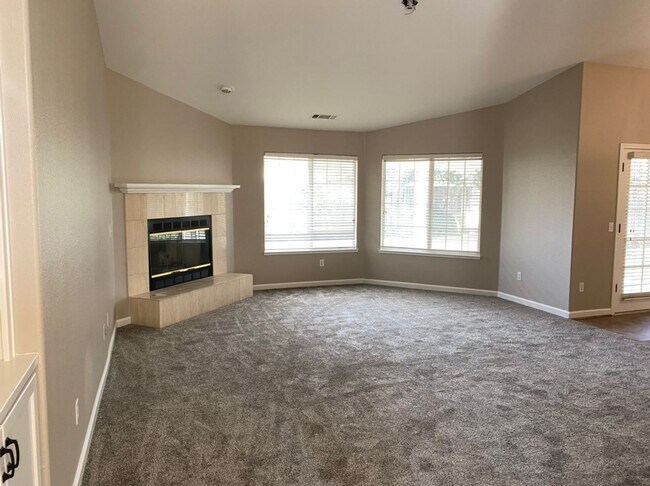 Building Photo - 4 bedroom with a 3 car garage!