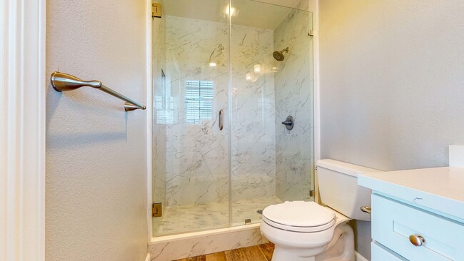 Building Photo - Beautiful 4 bedroom 3.5 bath Home with 2 c...