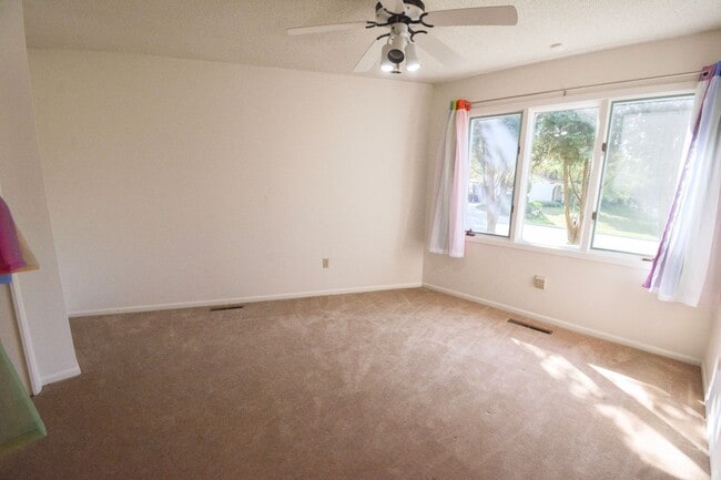 Building Photo - 6 Bed, 3.5 Bath Home for Rent – Retro Char...