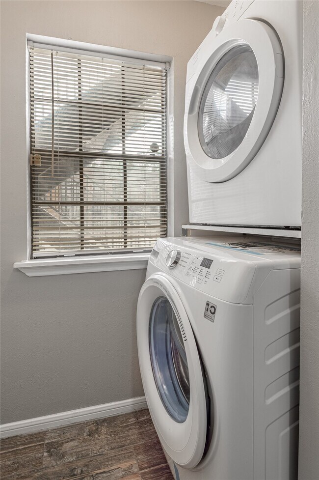 Building Photo - 2402 Sycamore Ave