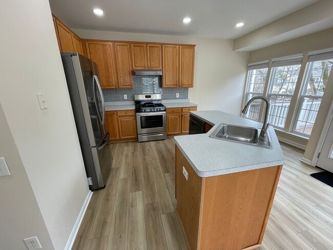 Building Photo - Elegant And Spacious 3 Bed 3.5 Bath Townhome In Vibrant Loudon Parkway Center