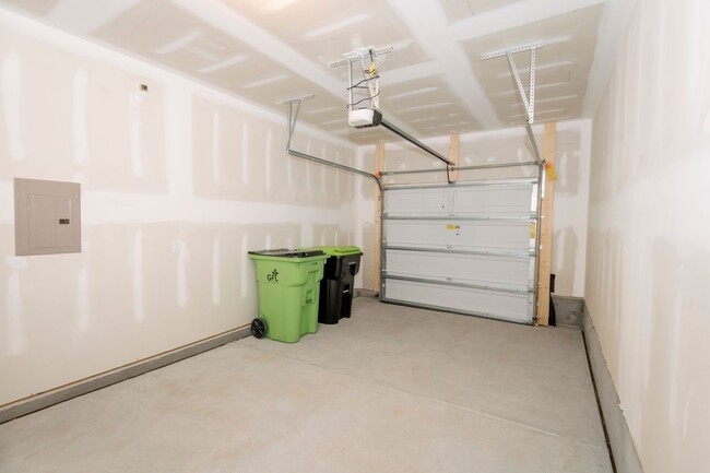Building Photo - Beautiful 3 Bedroom 2.5 Bathroom Townhome ...