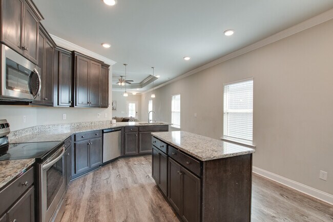 Building Photo - 150 Shrewsberry Dr