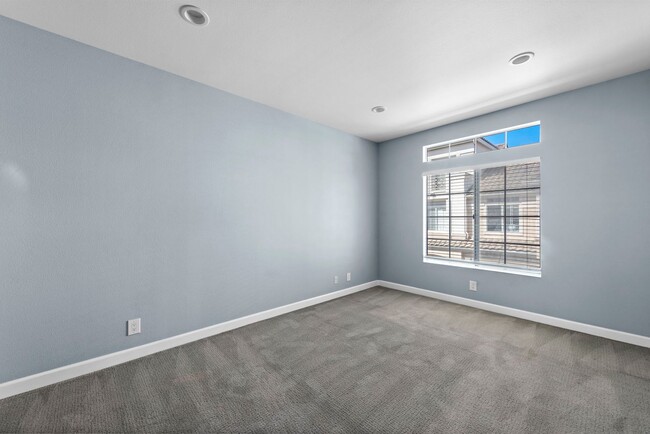 Building Photo - Remodeled Upper End Unit Available Now!