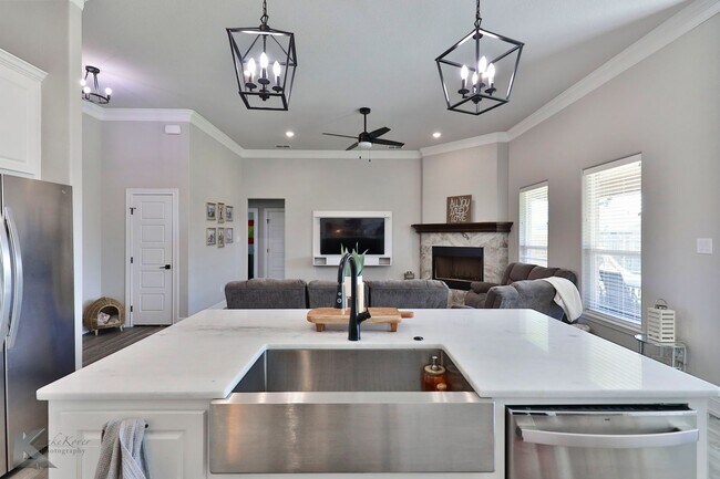 Building Photo - 4 bedroom, EXECUTIVE RENTAL!