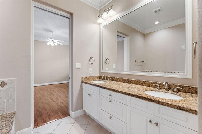Building Photo - 1038 Memorial Village Dr