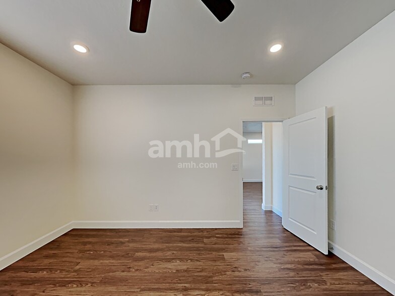 Building Photo - 5064 W Bellevue St