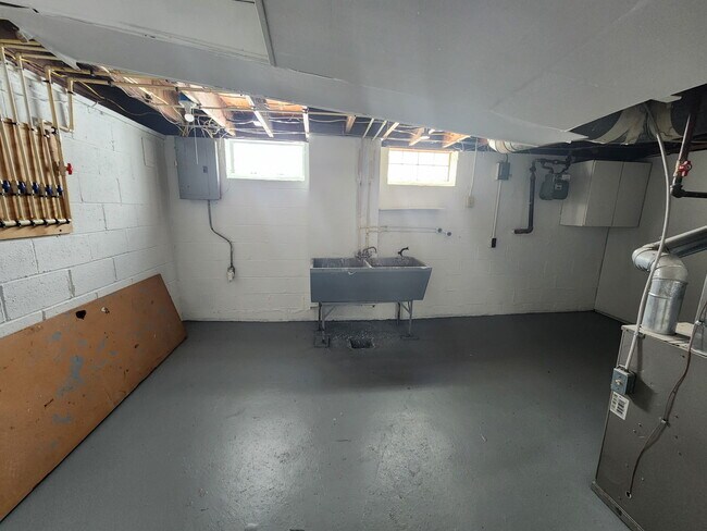 Building Photo - 13601 Beachwood Ave