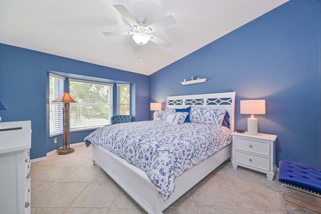 Building Photo - ** 2 Bed/2Bath + Den Condo FULLY FURNISHED...