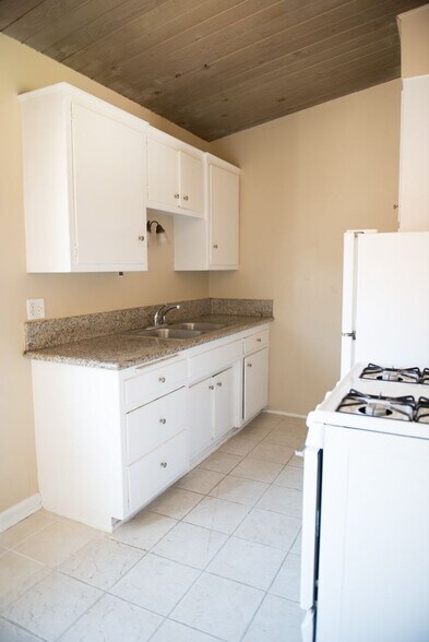 Building Photo - 121 W Arrellaga St