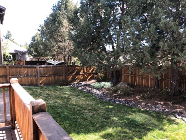 Building Photo - 4 Bedroom / 2.5 Bathroom Home in SE Bend