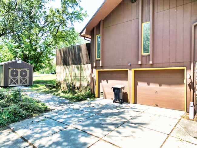 Building Photo - 2400 Ridgefield Rd