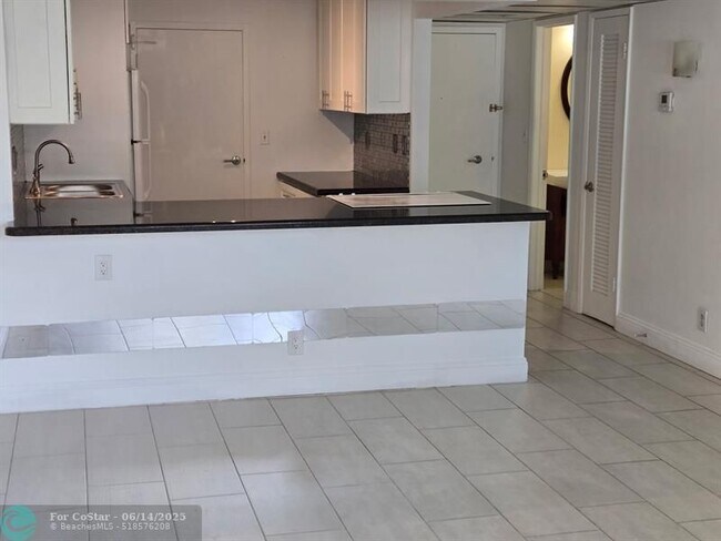 Building Photo - 336 N Birch Rd