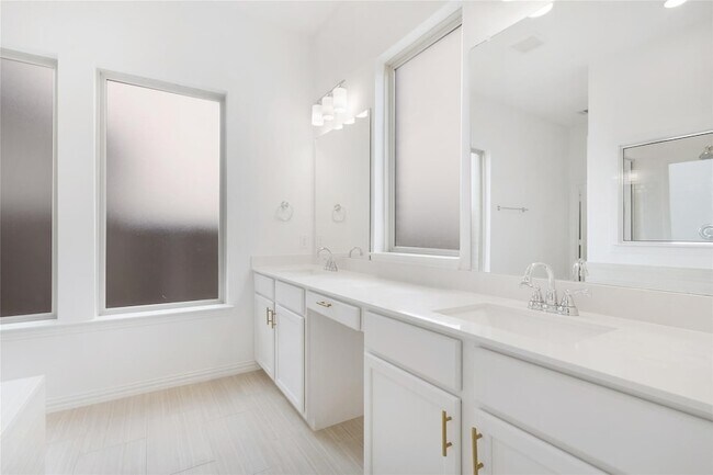 Building Photo - 713 Caroline Dr