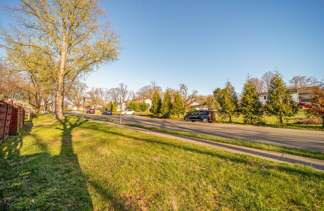 Building Photo - Terrific townhouse with off-street parking...