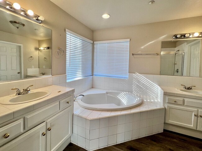 Building Photo - $2,750 West Fresno Near Island Water Park  4 Bed W. San Ramon