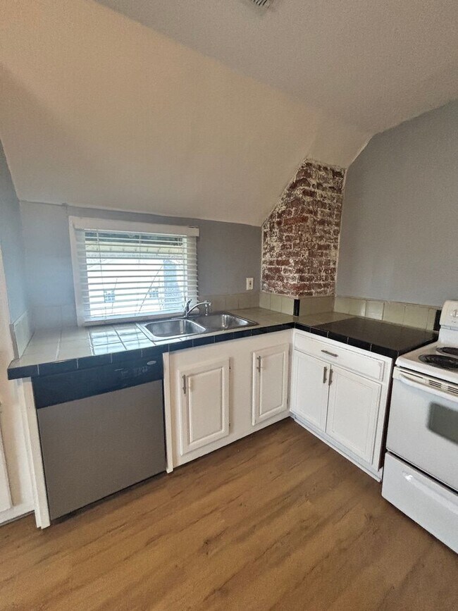 Building Photo - 2337 E 5th Ave