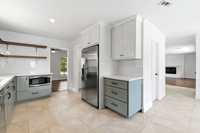 Building Photo - 4810 Bayou Vista Dr
