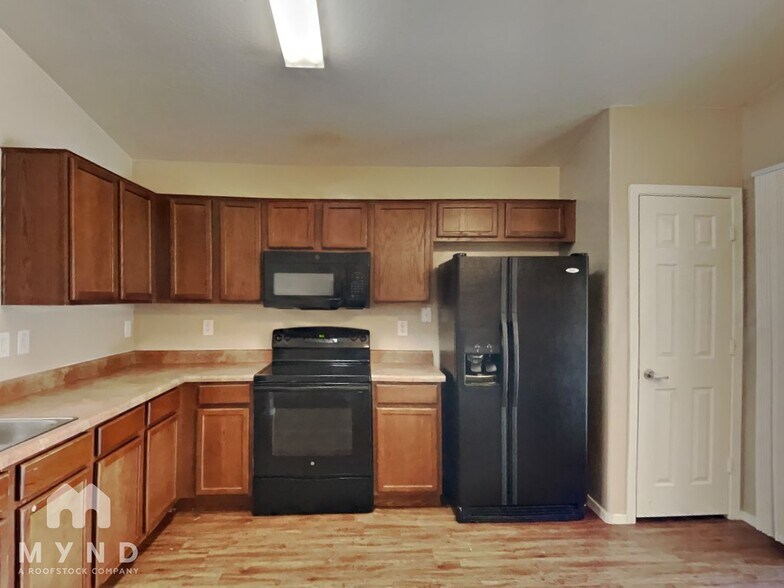 Building Photo - 36590 W San Clemente St