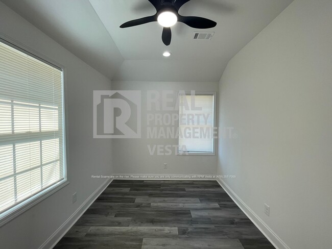 Building Photo - 2349 Berthadale Ave