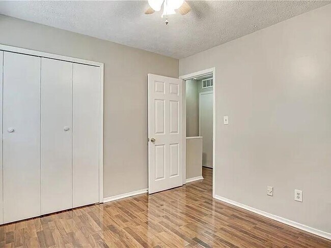 Building Photo - 28 Country Pl Ct