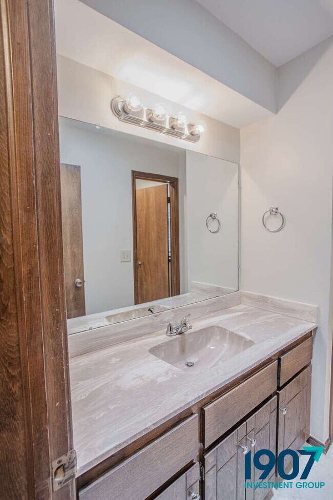 Building Photo - Spacious 3-Bed, 2-Bath Home in South Oklah...