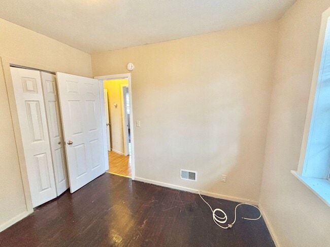 Building Photo - Spacious 3bd House | Driveway | Enclosed Porch