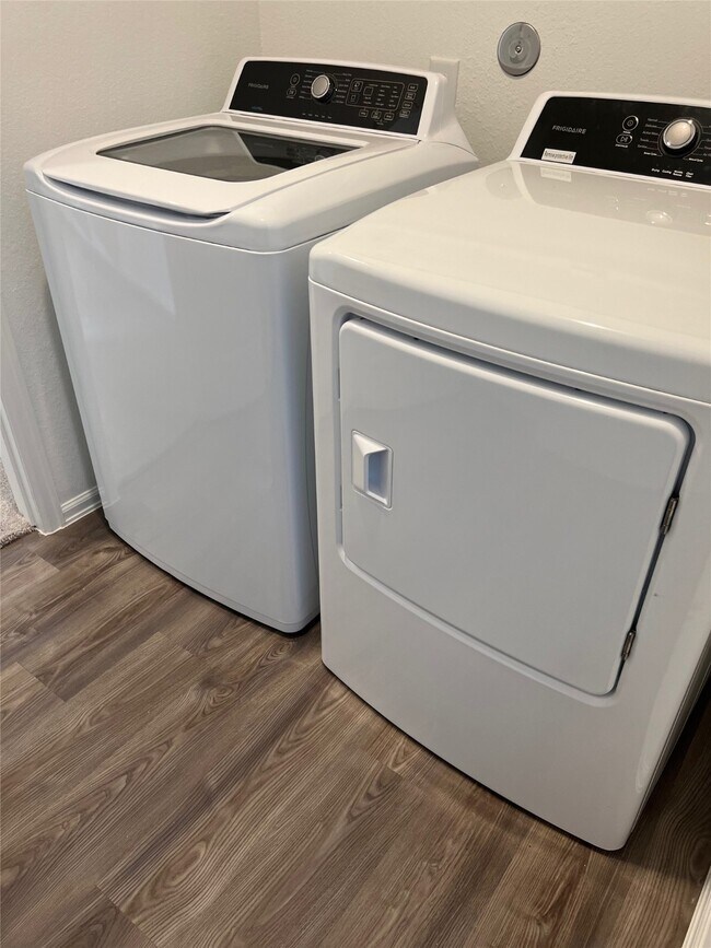 Building Photo - 7419 Bartoncliff Dr