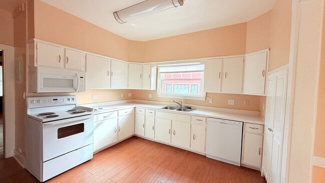 Building Photo - 2128 San Antonio Ave