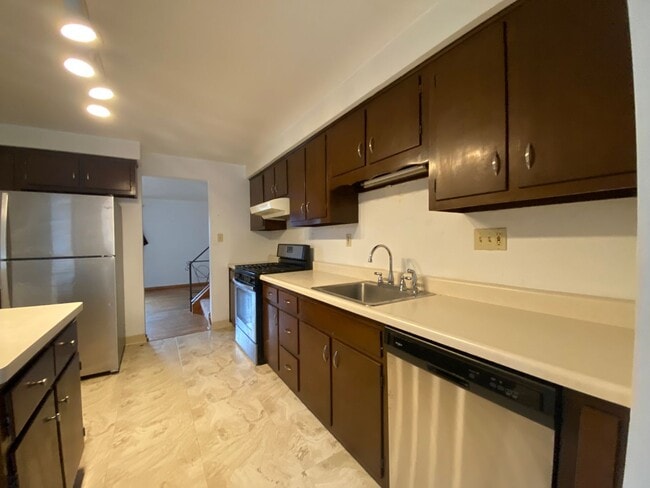 Building Photo - Large 4 Bedroom House, Franklin Regional School District - Available February!