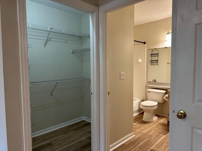 Building Photo - Freshly Updated Sunset Lake Condo (2 Bed, ...