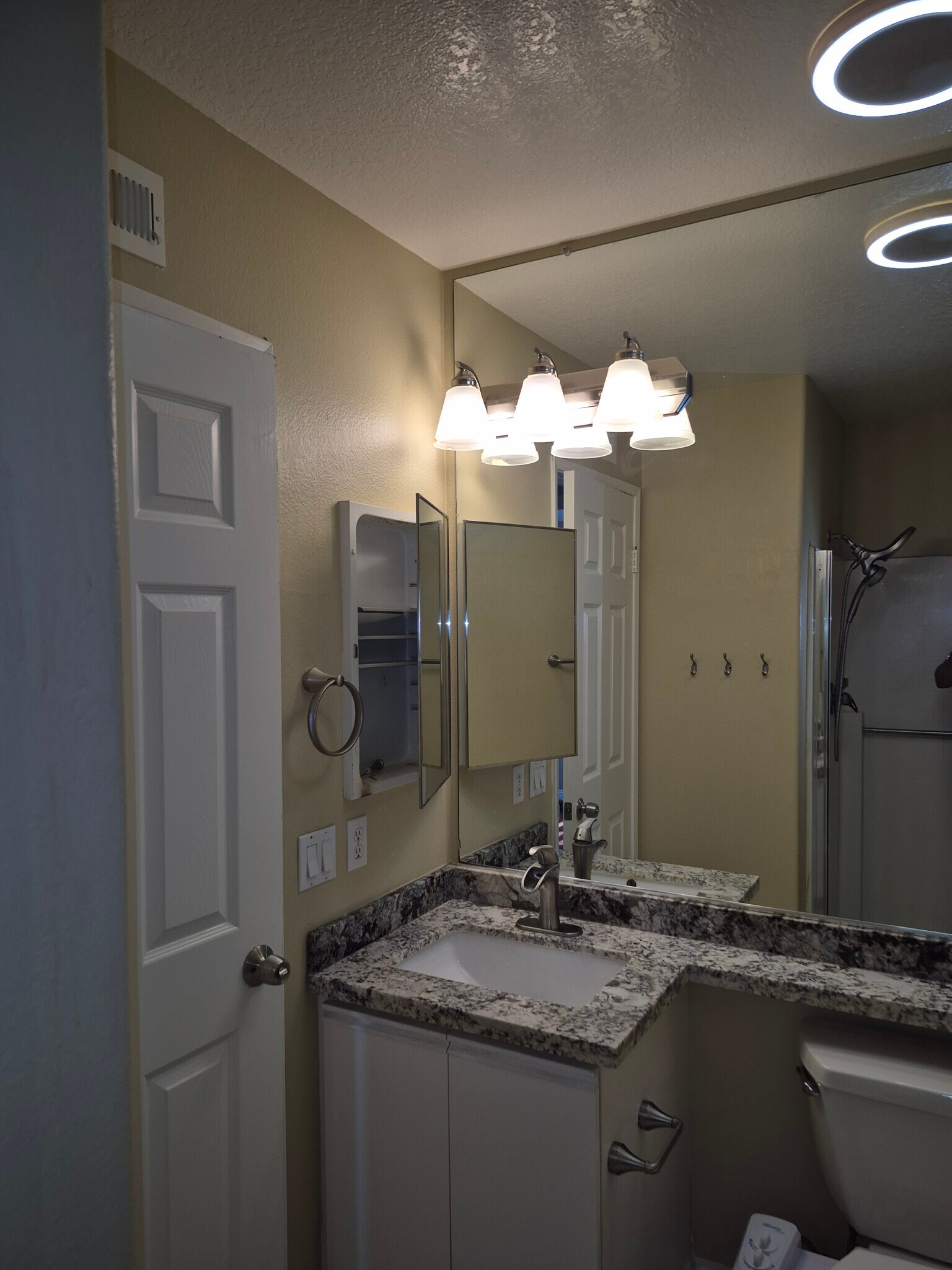 Children's bathroom - 1186 S Country Glen Way