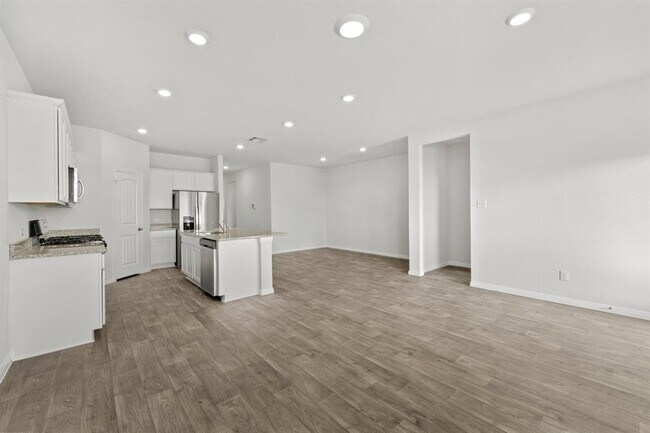 Building Photo - 411 Town Lk Bnd