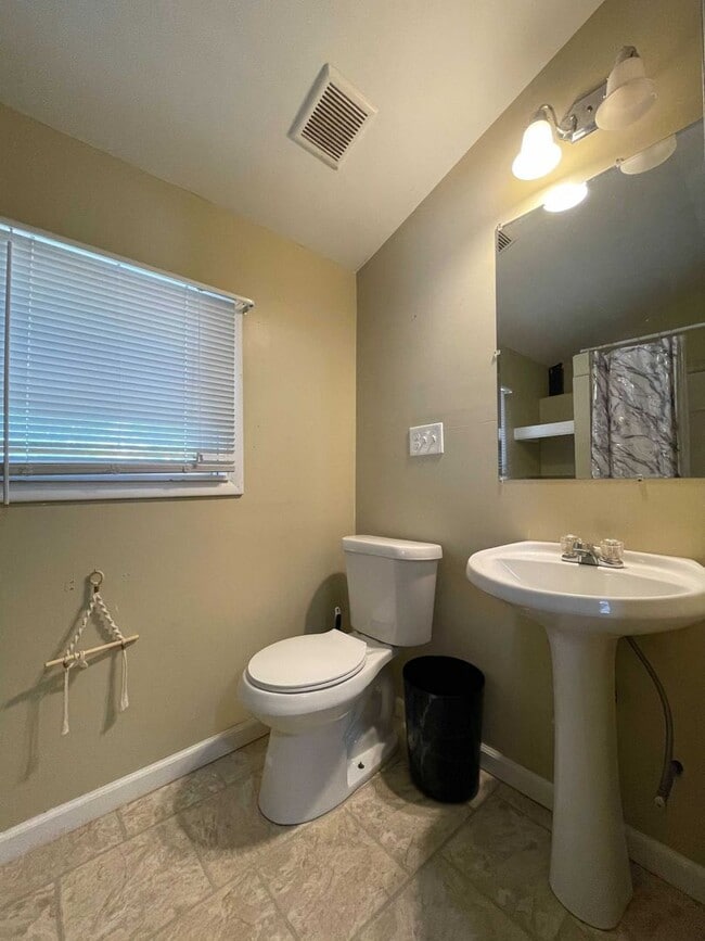 Building Photo - 2 bed, 1 bath with fenced in yard
