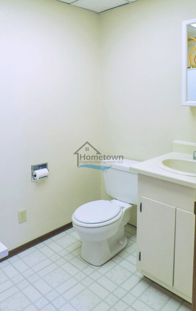 Building Photo - 3 Bed 1.5 Bath with Garage & Fenced Yard