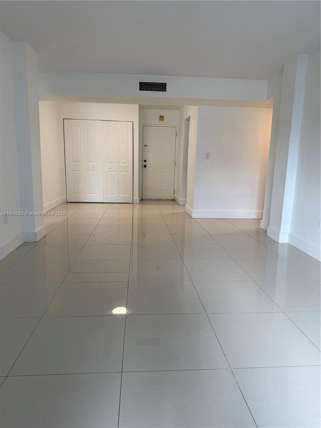 Building Photo - 9460 Fontainebleau Blvd