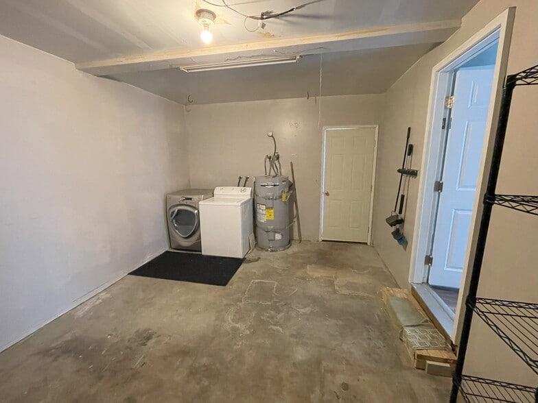 Washer & Dryer in garage - 10 107th St SE