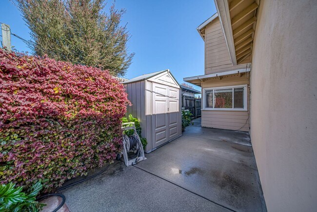 Building Photo - Welcome Home to the peaceful Shoreview Nei...