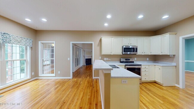 Building Photo - 1140 Greenbriar Dr