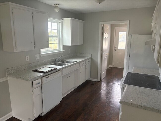 Building Photo - LaVergne-3BR/2BA-1250 SF