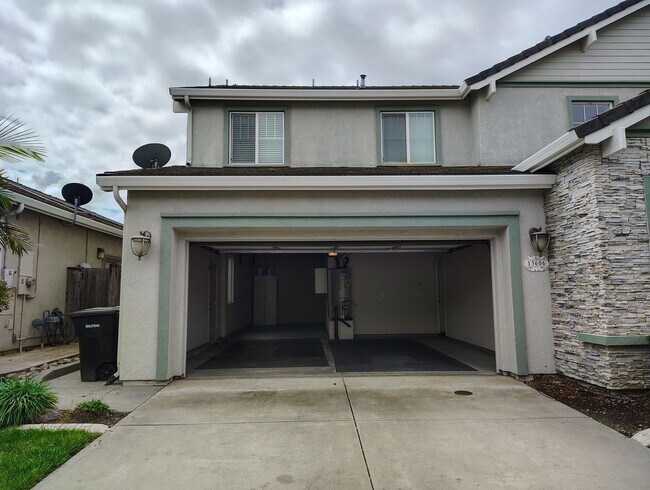 Building Photo - 13606 Brook Way