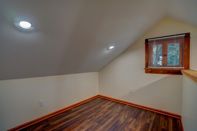 Building Photo - 1081 W 30th St