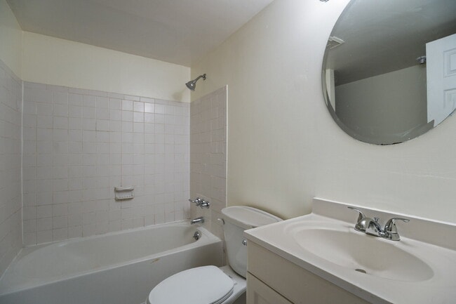 Building Photo - 2411 Old Gate Ct