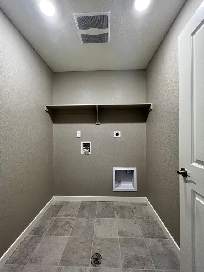 Building Photo - Gorgeous 4 Bed, 2.5 Bath New-Build in Bert...